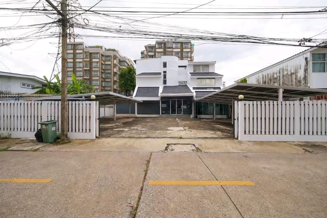 For rent / lease / sale office building + Back Office suitable for clinics / companies / online businesses - Ladprao, location in the heart of the city, near MRT Ladprao, Union Mall and Central Ladprao, convenient travel, can enter and exit many routes in For rent / lease / sale office building + Back Office suitable for clinics / companies / online businesses - Ladprao, location in the heart of the city, near MRT Ladprao, Union Mall and Central Ladprao, convenient travel, can enter and exit many routes in