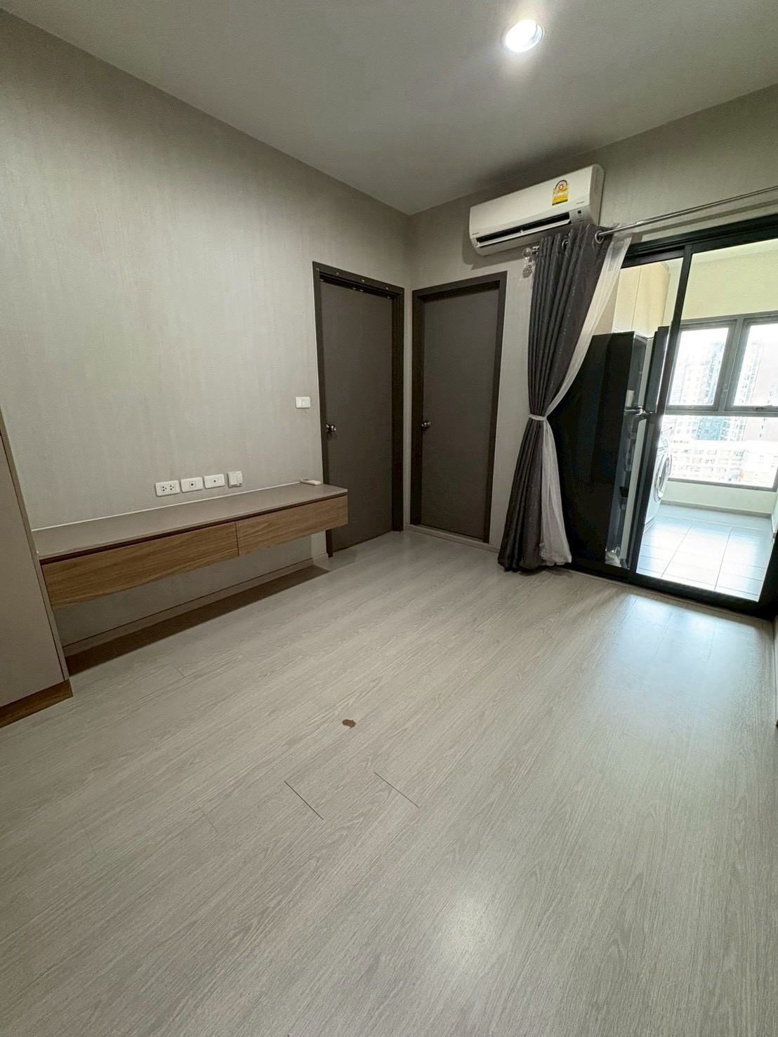12k 🚨 Ideo Thaphra Interchange, first come, first served. The remaining rooms fill up quickly, ready to move in on 5 Oct. There is a room divider.