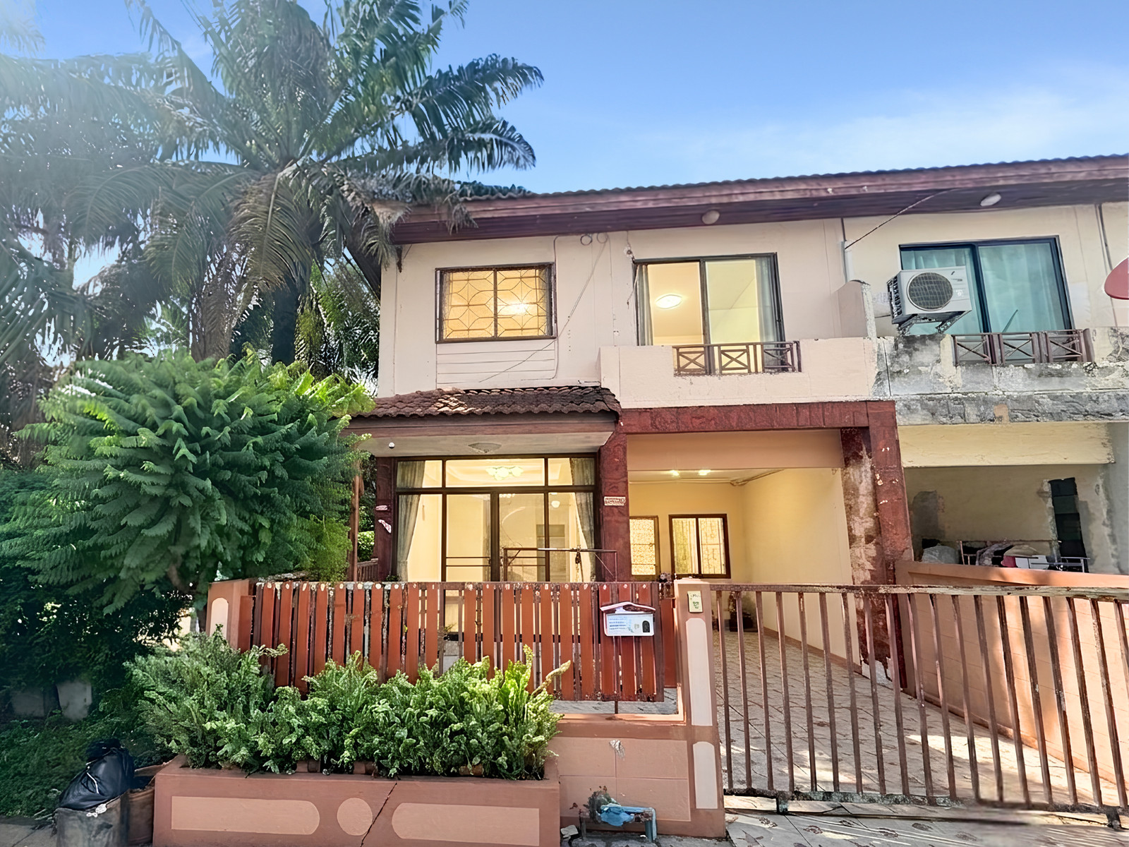 2-story townhouse, Casalina Village 5, Watcharaphon 14, 4 bedrooms, 2 bathrooms, next to the main road, corner house next to the central garden, convenient travel, Ramindra Ring Road. Chalong Rat Expressway (under renovation) 2-story townhouse, Casalina Village 5, Watcharaphon 14, 4 bedrooms, 2 bathrooms, next to the main road, corner house next to the central garden, convenient travel, Ramindra Ring Road. Chalong Rat Expressway (under renovation)