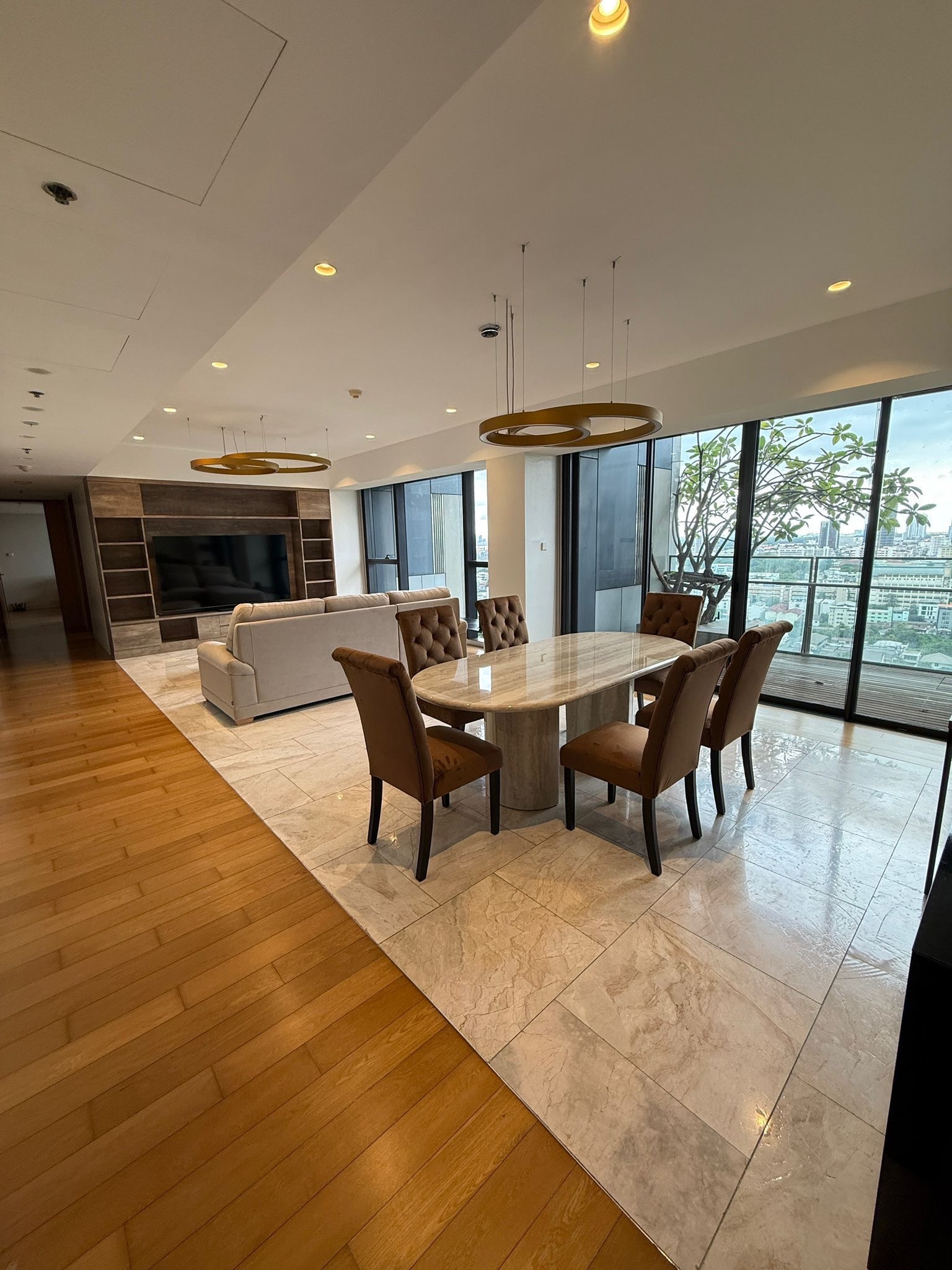 The Met for rent, 3 bedrooms, 3 bathrooms, has a maids room available for rent. The Met for rent, 3 bedrooms, 3 bathrooms, has a maids room available for rent.