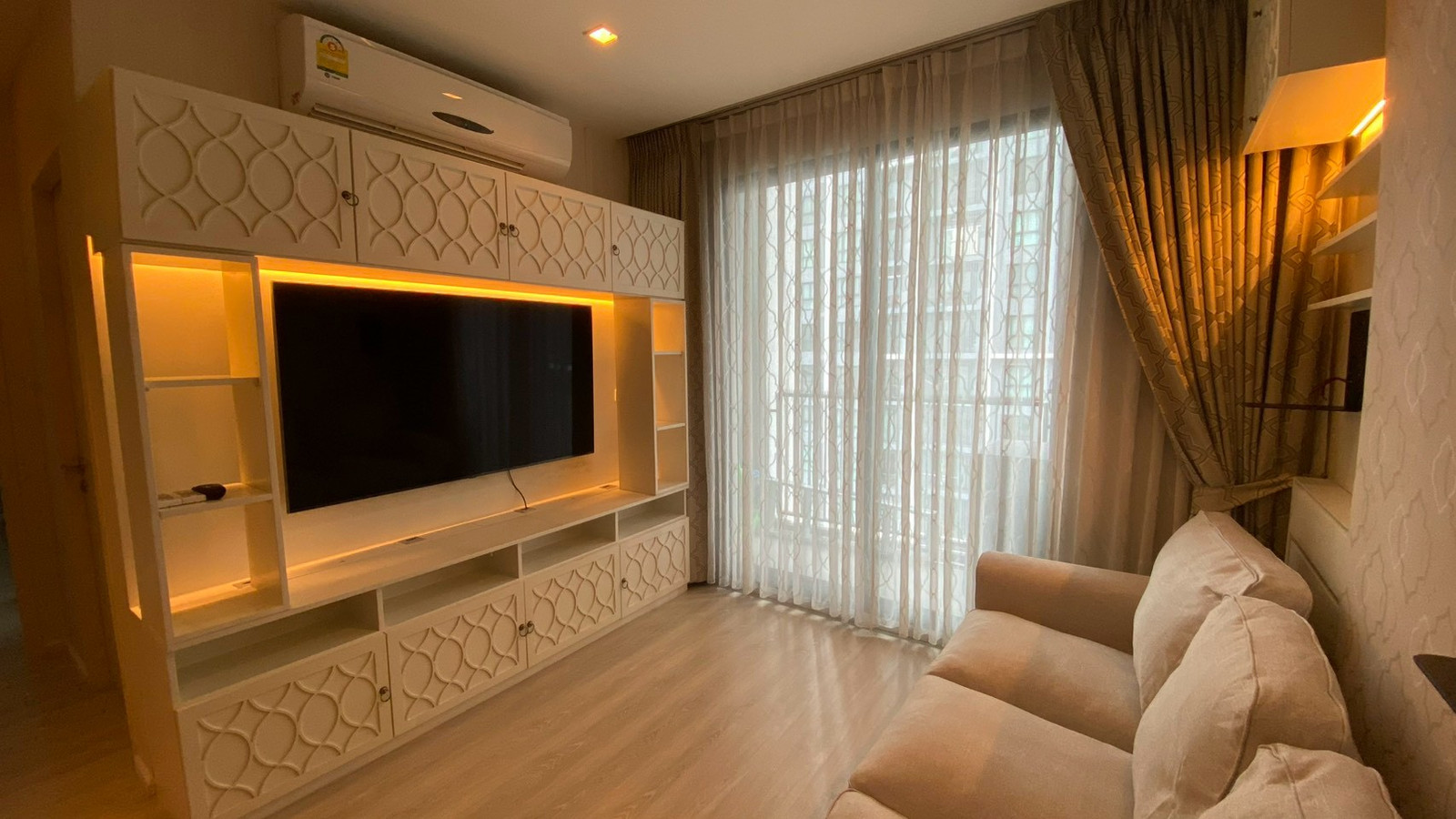 M4446 Condo for rent, Quinn Ratchada, large corner room, swimming pool view.