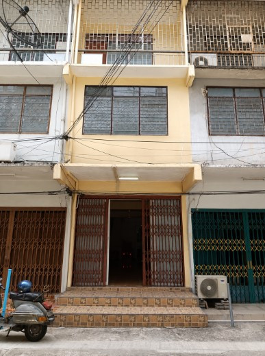 3-story building for rent with rooftop, 16,000 baht, Soi Somdet Chao Phraya 13, near Tha Din Daeng. 3-story building for rent with rooftop, 16,000 baht, Soi Somdet Chao Phraya 13, near Tha Din Daeng.