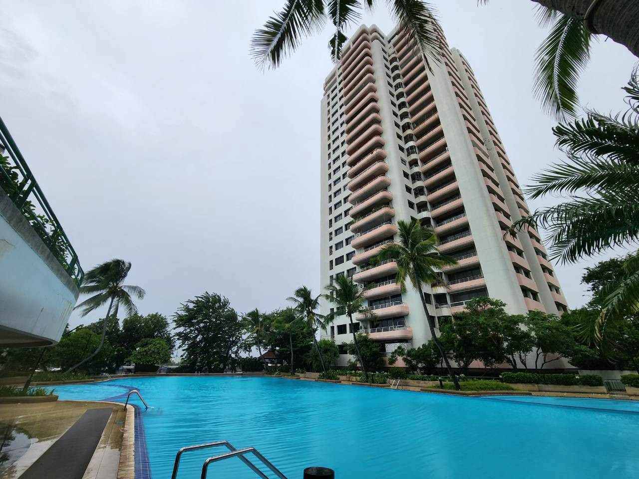 Big room condo View of the Chao Phraya River! For sale: Riverine Place Condominium (141.43 sq m.) only 8.74 million baht. Big room condo View of the Chao Phraya River! For sale: Riverine Place Condominium (141.43 sq m.) only 8.74 million baht.
