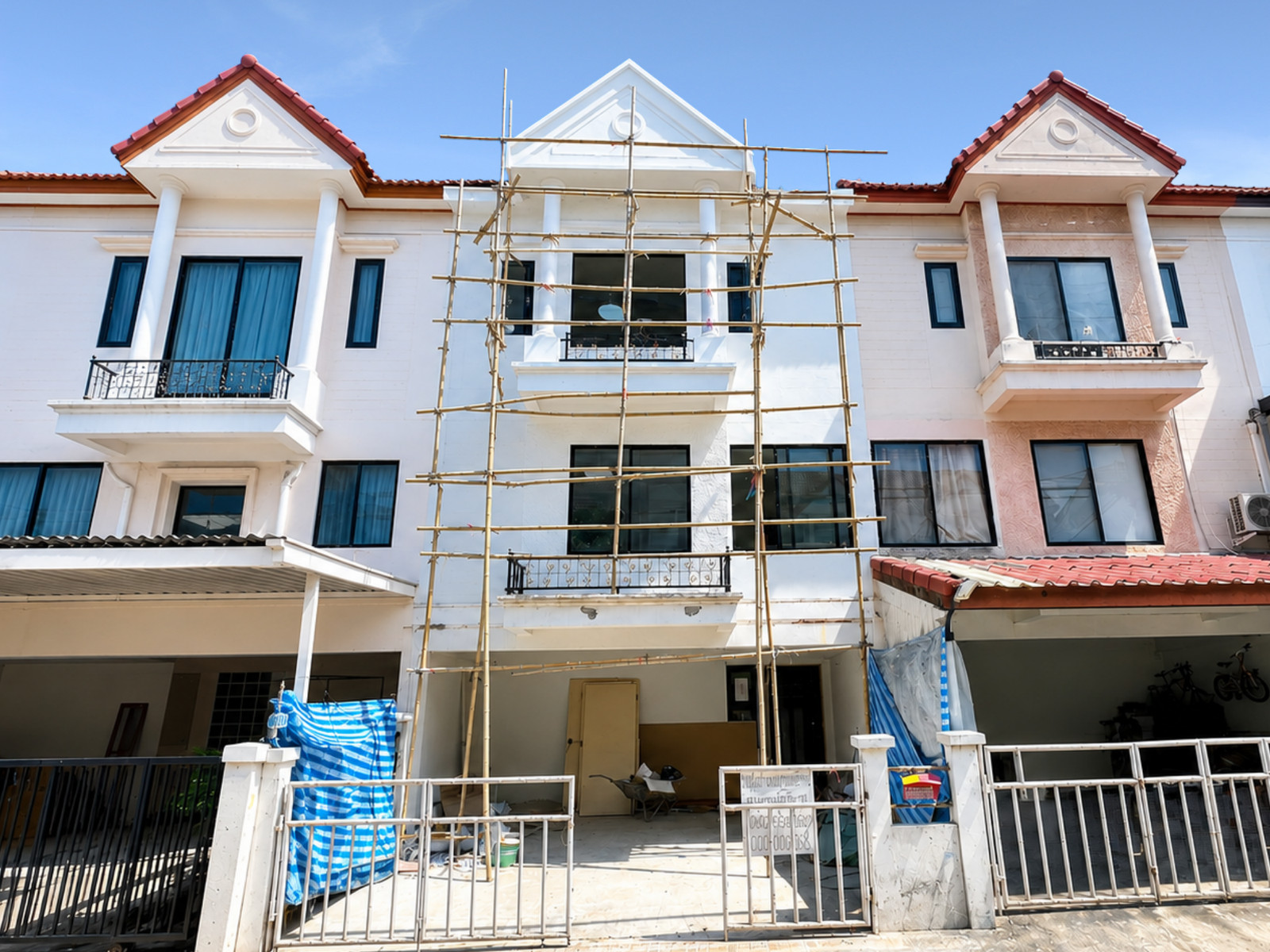 Townhouse, 3 floors, 4 bedrooms, 4 bathrooms, 21.7 wa, Fah Nanthawan Village, Hathairat 7, addition of garage + addition of kitchen, near Fashion Island. Pink Line Currently being renovated Townhouse, 3 floors, 4 bedrooms, 4 bathrooms, 21.7 wa, Fah Nanthawan Village, Hathairat 7, addition of garage + addition of kitchen, near Fashion Island. Pink Line Currently being renovated