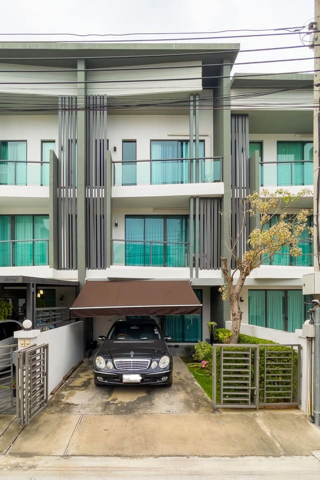 ทาวน์โฮม 3ชั้น ติดถนนราชพฤกษ์ แบบติดเลย เดินทางสะดวกมาก ใกล้เซ็นทรัล เฟอร์ครบตามรูป 