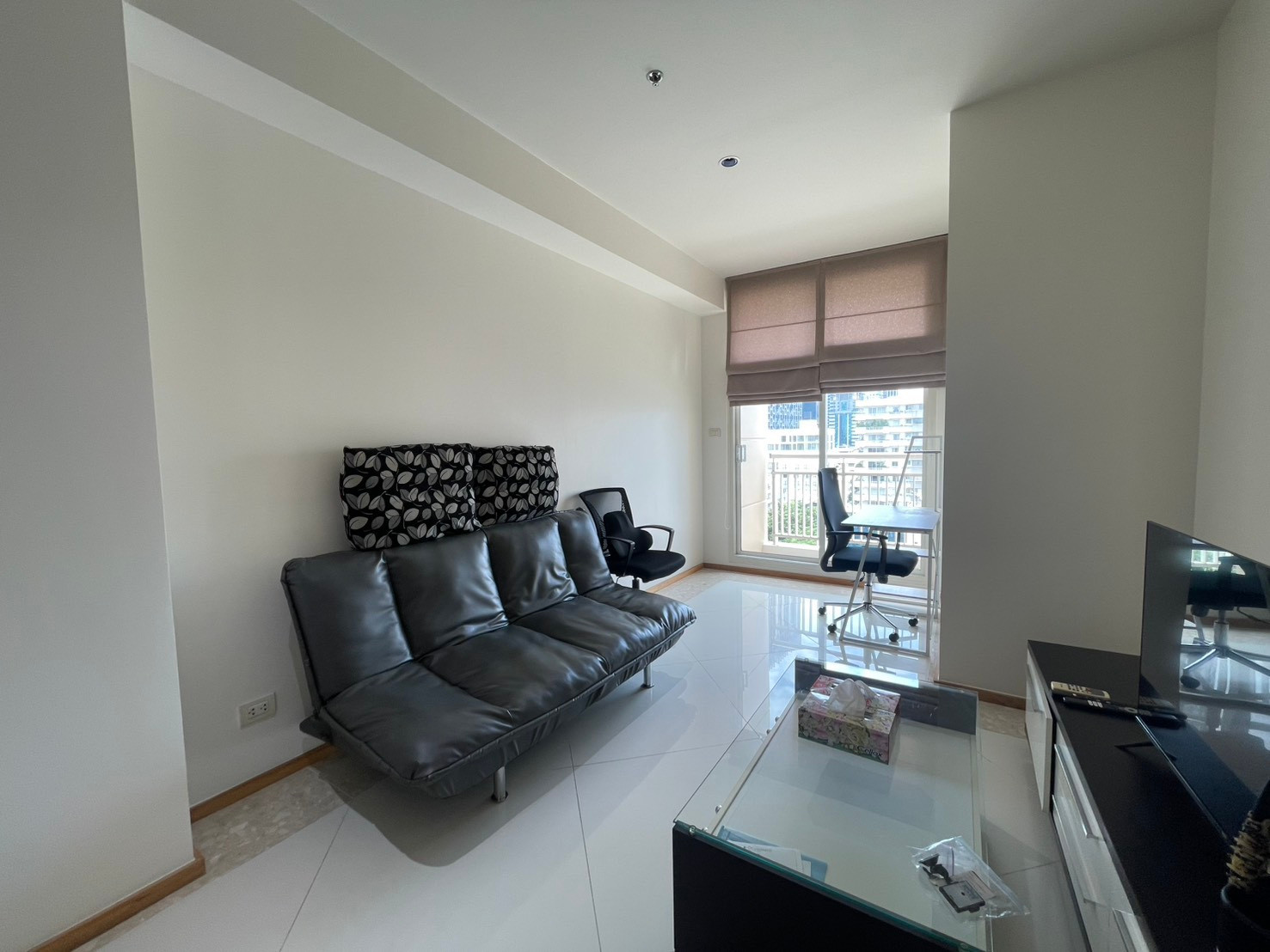 Best price, available and ready to reserve, The empire place, large, satisfying room, open view, high floor, rent only 23,000, 45sqm. If interested, make an appointment to view at 064-6696546, this number can contact Line.