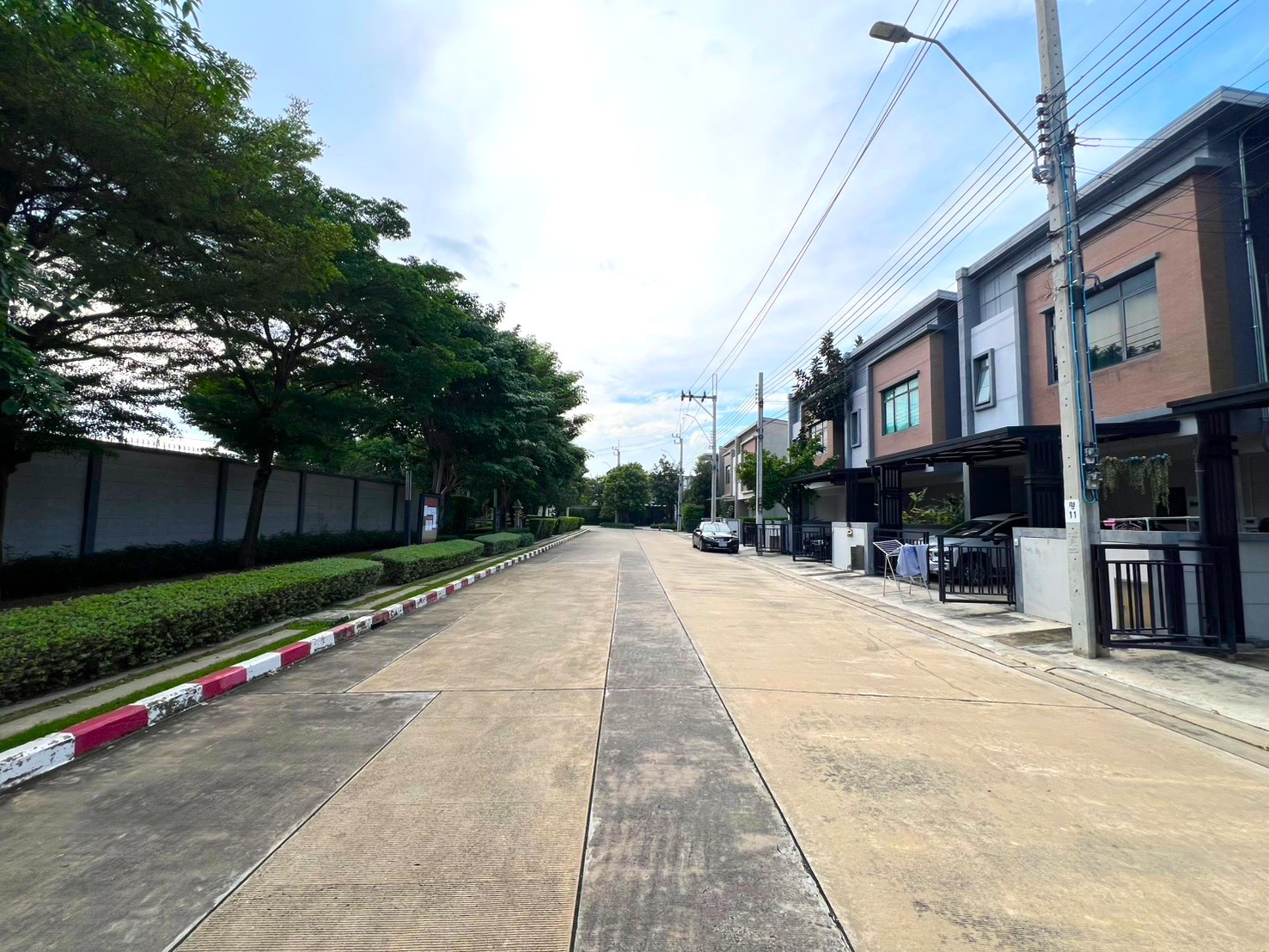 100% Flood-Free. Located next to the common area and swimming pool. 4-bedroom townhome on Bang Sri Muang 1 Road. 