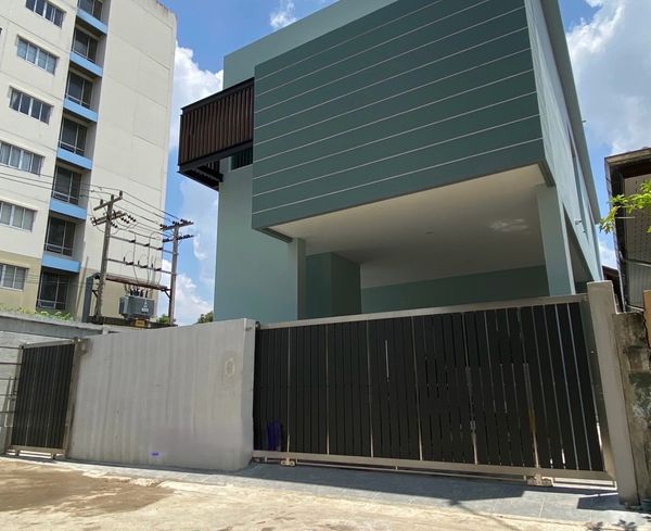 98529 - ขายบ้านเดี่ยวสองชั้น ซอยนนทบุรี 8 แยก17 บ้านสวย สภาพดี ทำเลเยี่ยม พร้อมอยู่