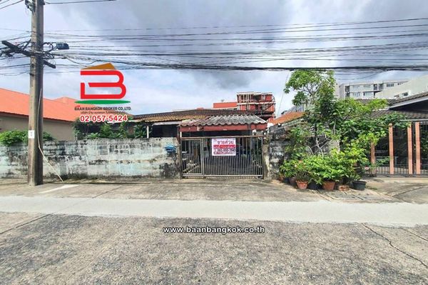 ที่ดินพร้อมบ้านเดี่ยว ชั้นเดียว เนื้อที่ 54 ตร.ว. หมู่บ้านคงหิรัญ ซอยรามอินทรา 49 ถนนรามอินทรา แขวงท่าแร้ง เขตบางเขน