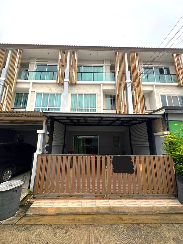 townhome, 3 bedrooms, furnished, with kitchen, near BTS Skytrain, ready to move in. 