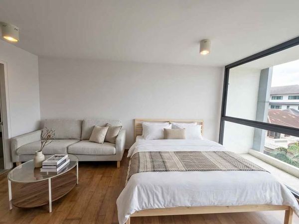 Newly renovated room, large size, near BTS Phra Khanong, Bangkok Feliz