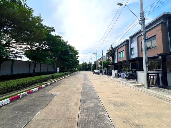 100% Flood-Free. Located next to the common area and swimming pool. 4-bedroom townhome on Bang Sri Muang 1 Road. 