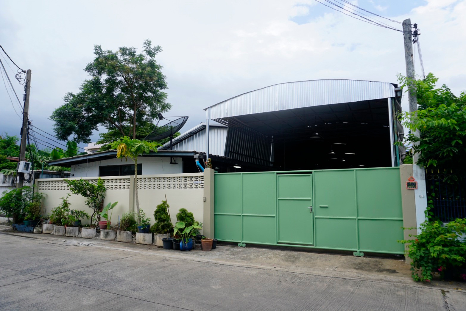 2-story warehouse for rent, Soi On Nut 61, Prawet, good location, suitable for a home office, near Lotus On Nut 80.