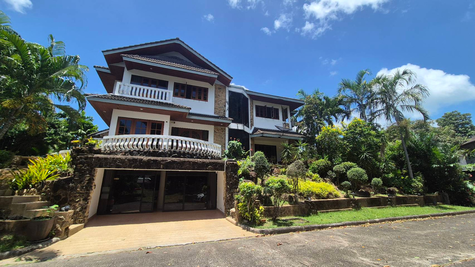 3-story detached house for sale, Prang Thong Village, good location, Phuket Province. 3-story detached house for sale, Prang Thong Village, good location, Phuket Province.