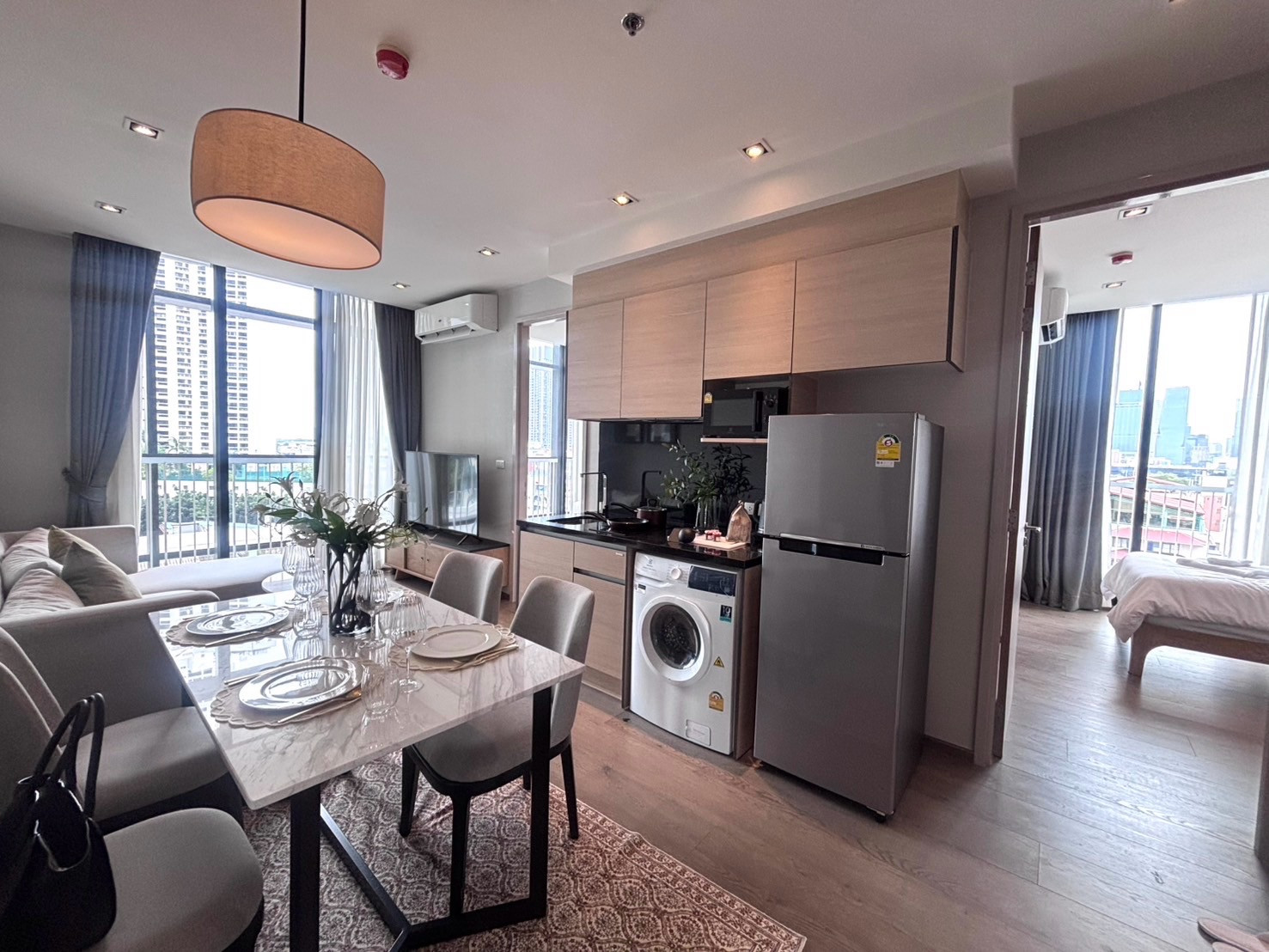 ขาย Park Origin Phrom Phong                            🔥 ราคาขาย    9.9  ล้านบาท   55.33  ตร.ม.  2 ห้องนอน 1 ห้องน้ำ                     ชั้น 27    Fully Furnished.                       EM DISTRICT , BTS พร้อมพงษ์  500 เมตร  