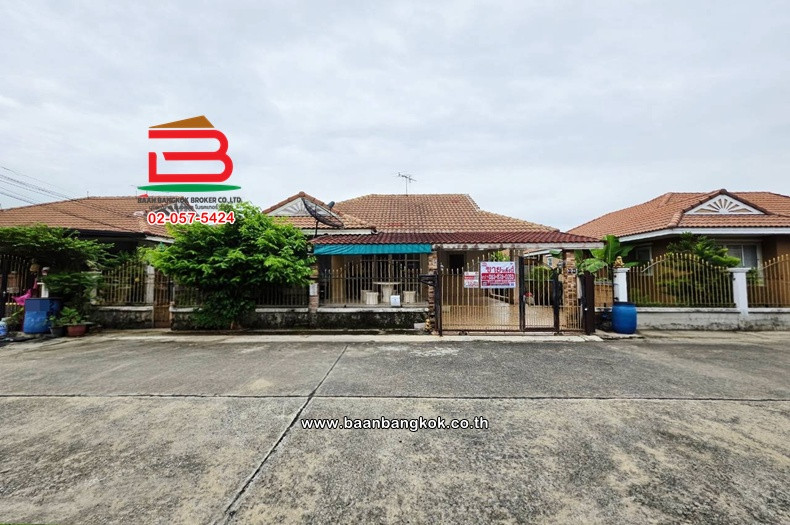 บ้านเดี่ยว ชั้นเดียว เนื้อที่ 52.5 ตร.ว. หมู่บ้านซื่อตรง (รังสิตคลอง 3 ซอย 34) ถนนรังสิต-นครนายก ตำบลบึงยี่โถ อำเภอธัญบุรี ปทุมธานี