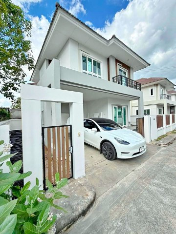Kanchanaphisek Ladpladuk newly renovated detached house with 3 bed and 3 bath. 175 sq.m. usable area on 50 sq.wa. of land. Convenient