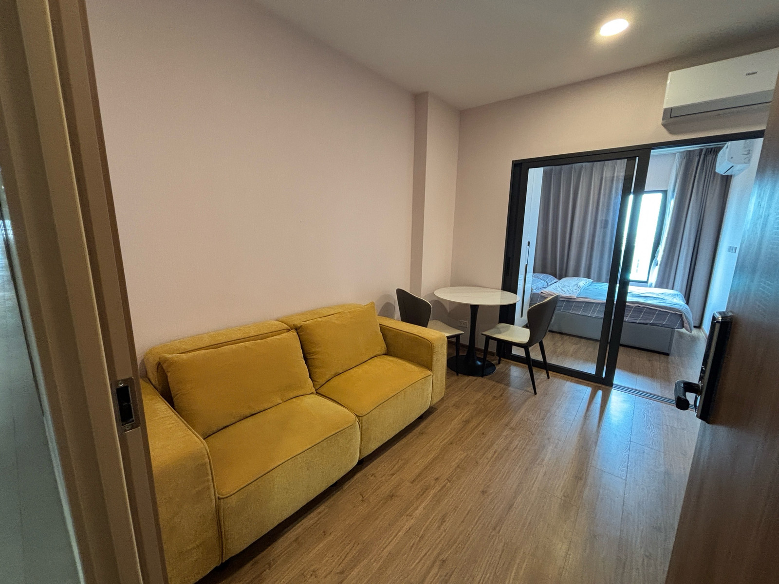 The Livin Ramkhamhaeng 🍁near MRT Lam Sali 🍁 28 sq m, 12000 baht only.