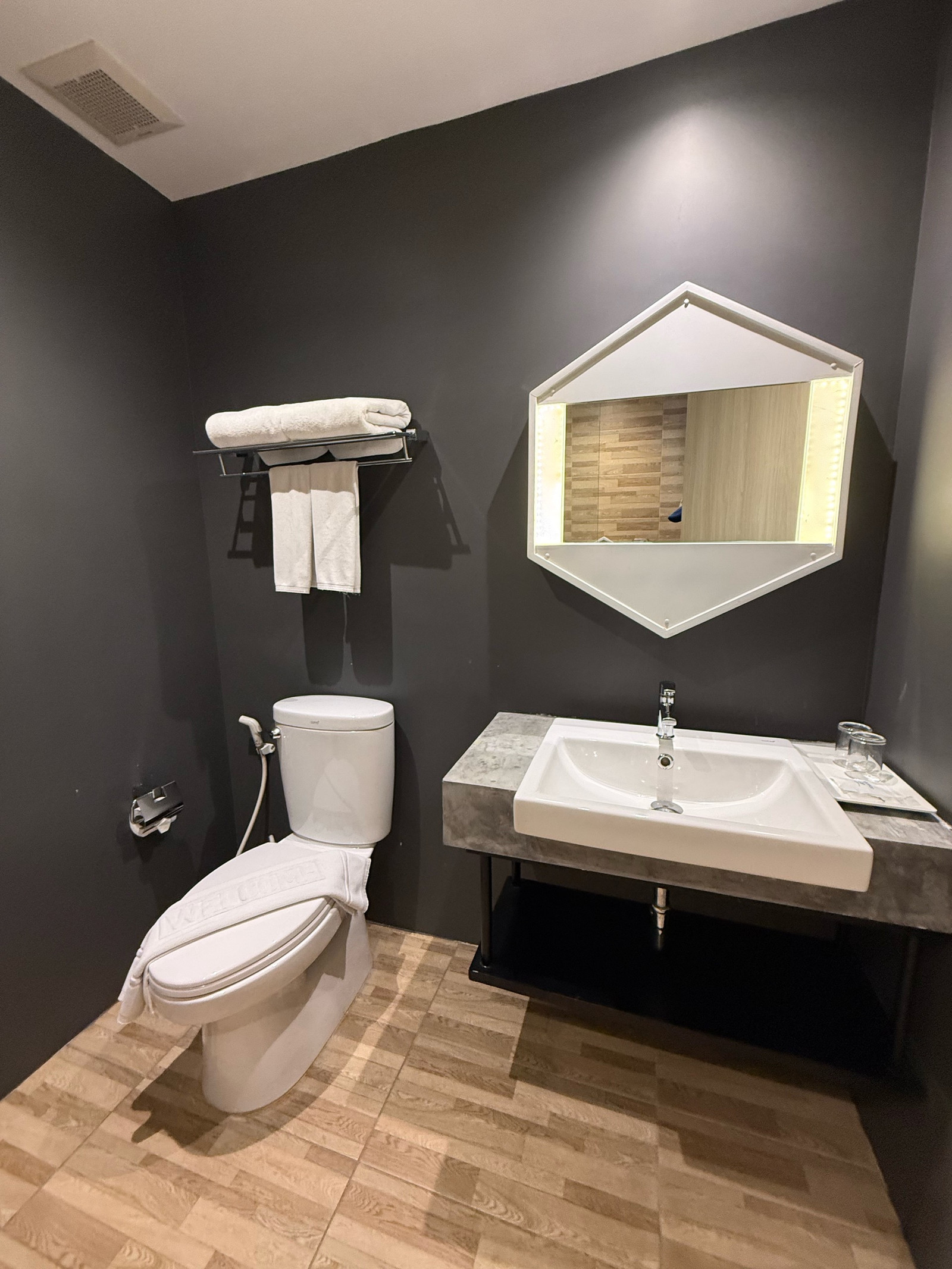 📌 ขาย / ปล่อยเช่า : โรงแรม Renovate ใหม่ในฉลองภูเก็ต , 255 ห้อง , 3 ไร่ 3 งาน 36.2 ตรว   📌 Selling : New Renovate Hotel In Chalong Phuket , 255 Rooms , 3 Rai 3 Ngang , 36.2 sqw   Full Facility  • Swimming | Meeting Room | All day dining | Fitness   ** N – รูปที่ 4