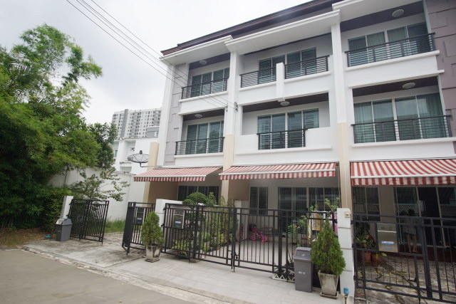 For rent, Baan Klang Muang Sathorn-Taksin 2, sample house, 23 sq m, 3 floors, built-ins throughout, very beautiful.