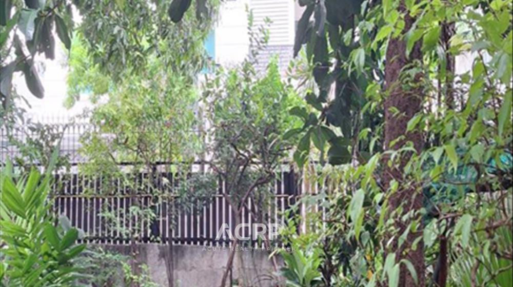 Single house for sale in the middle of Ekkamai | with large garden, on land approximately 97 square wah (388 sq m.) Single house for sale in the middle of Ekkamai | with large garden, on land approximately 97 square wah (388 sq m.)