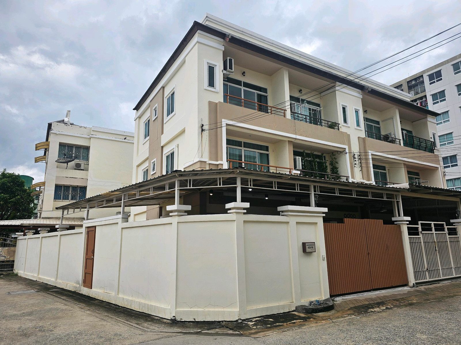 📌 3-story townhome 🏢 behind the corner, lots of floor, Soi Sukhumvit 76 Very close to Imperien Samrong, can park 2-4 cars🚘