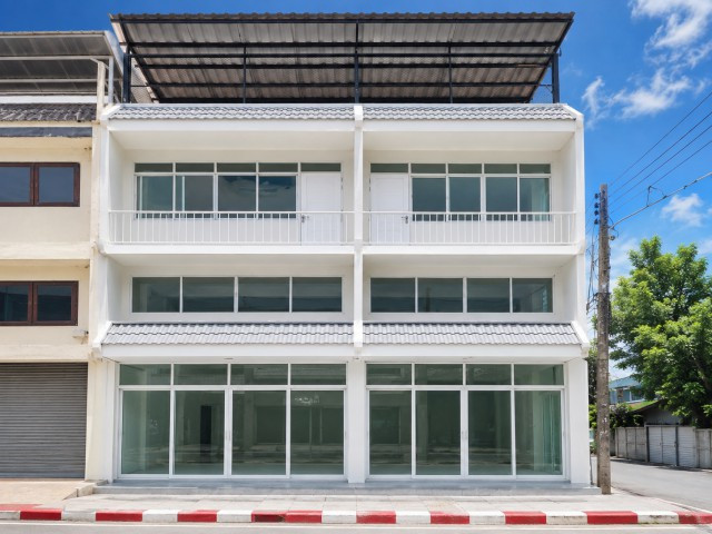 showrooms ตึกแถว 2 คูหา ห้องหัวมุม ขนาด 56.5 ตร.ว. 900 ตร.ม. ใกล้ MRT ศรีอุดม 400 ม. clinics – รูปที่ 3