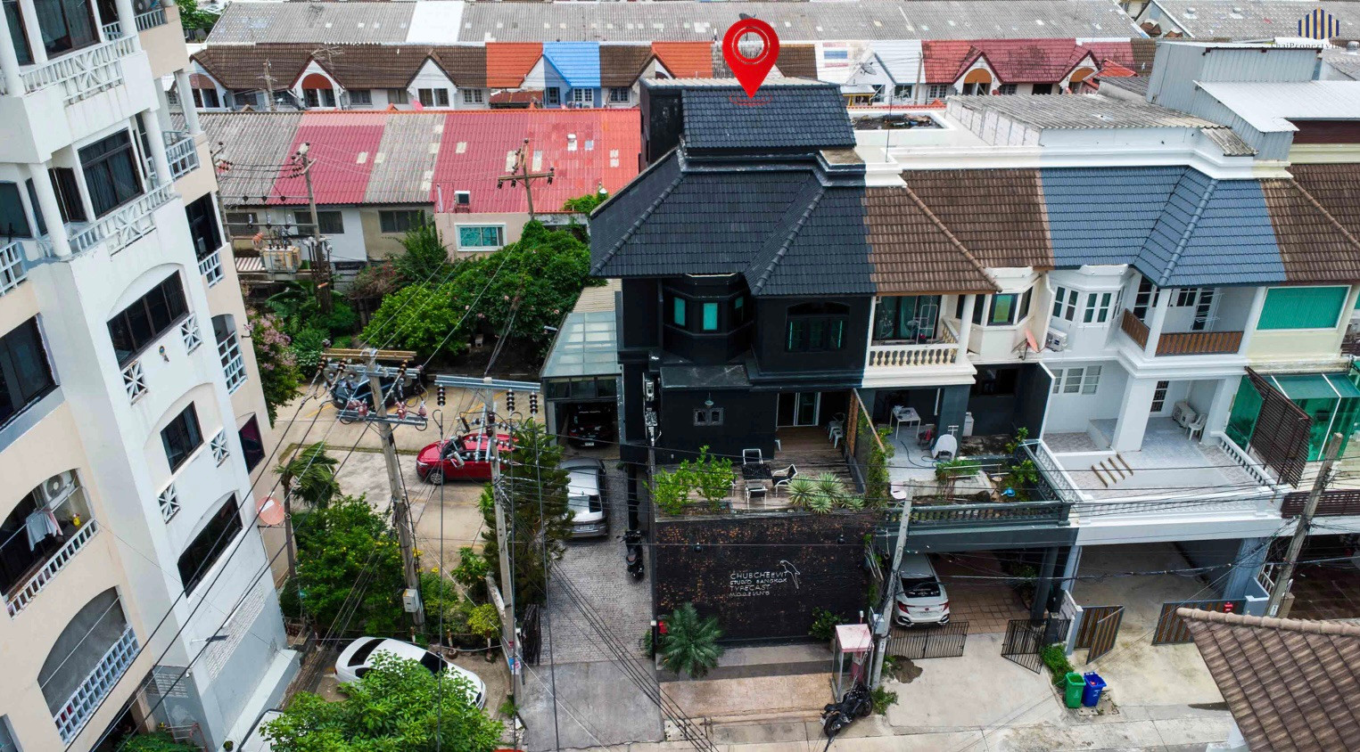 คนรักบ้านรักงานศิลปะห้ามพลาด !! ขายถูกบ้านทาวน์โฮมสไตล์สตูดิโอสุดยูนีค ทำเลย่านธุรกิจทาวน์ อิน ทาวน์ บ้านขนาดที่ดิน 61.2 ตร.วา ใช้สอยประมาณ 216 ตร.ม.จำนวน 3 ชั้น บ้านนี้มีเสน่ห์ทุกมุมห้ามพลาด !!   – รูปที่ 3