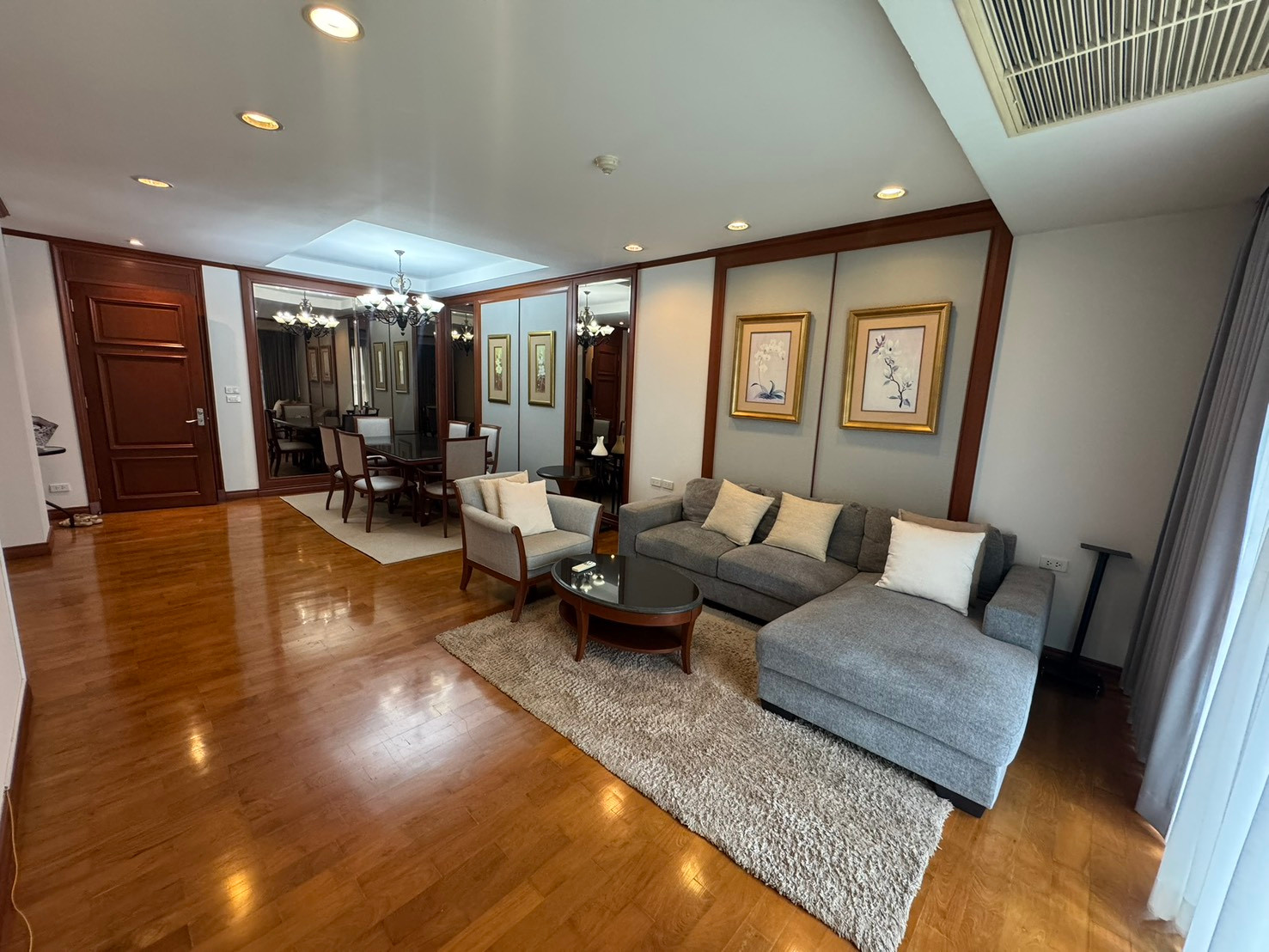 The Bangkok Sukhumvit 43 ปล่อยเช่า ห้องสภาพดี ตกแต่งสวย 2 ห้องนอน 2 ห้องน้ำ ใกล้ BTS ราคาต่องรองได้
