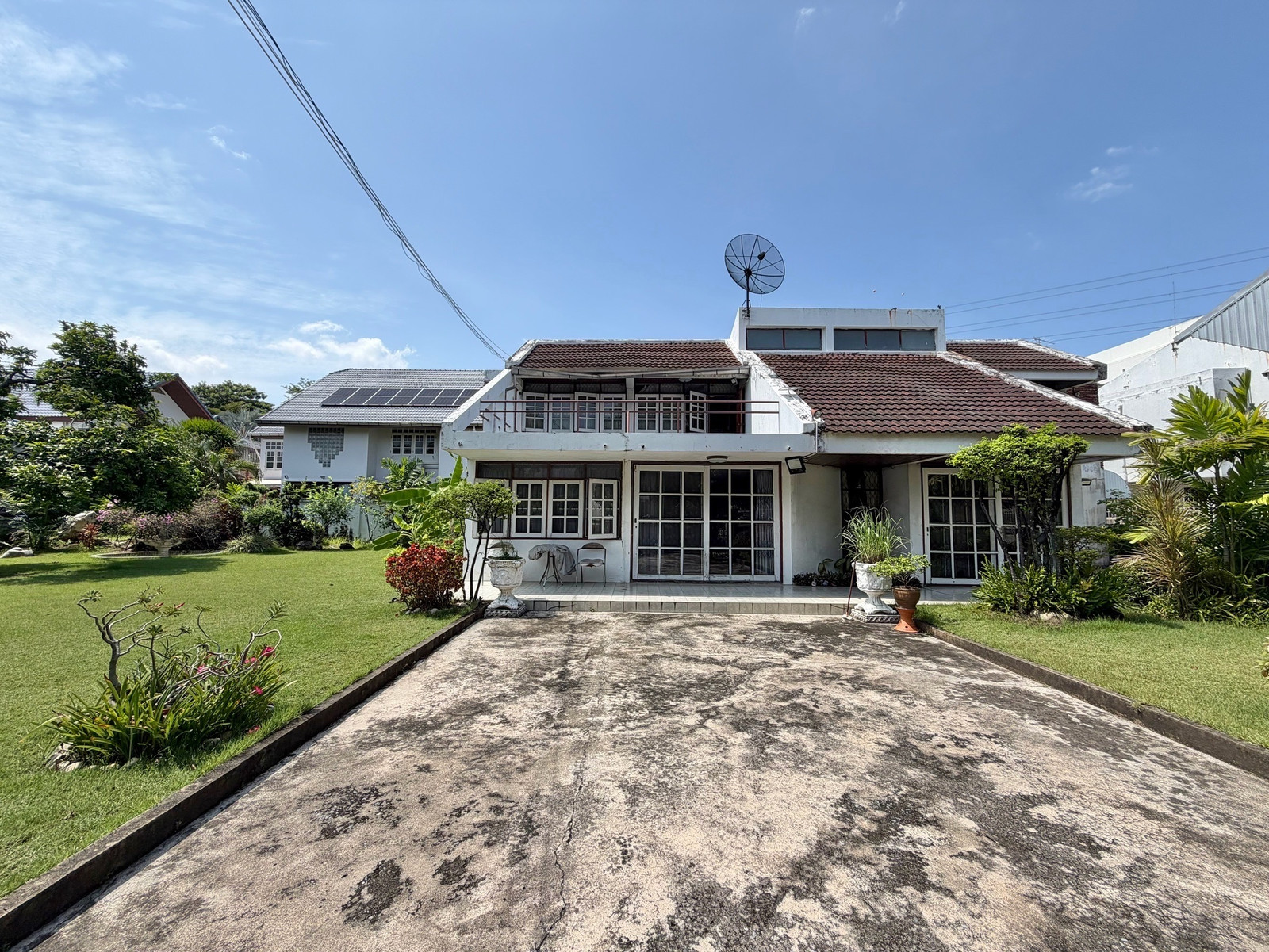 House for Sale in Ratchada Niwet Village with a Large Corner Plot, Spacious Balcony and Excellent Connectivity House for Sale in Ratchada Niwet Village with a Large Corner Plot, Spacious Balcony and Excellent Connectivity