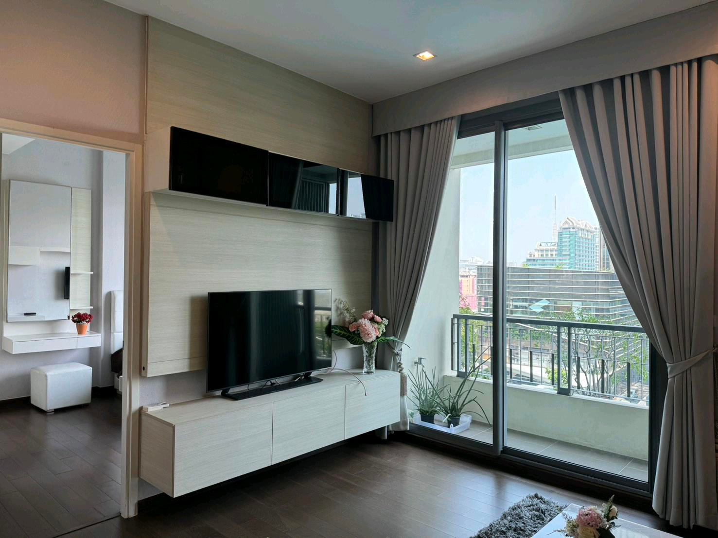 [Fot rent] Q Asoke ให้เช่าเพียง 28,000บาท/เดือน ห้องใหญ่46ตร.ม แต่งสวยครบพร้อมอยู่ ติดMRTเพชรบุรี0ม. โทรด่วน0655193596 k.ปัน
