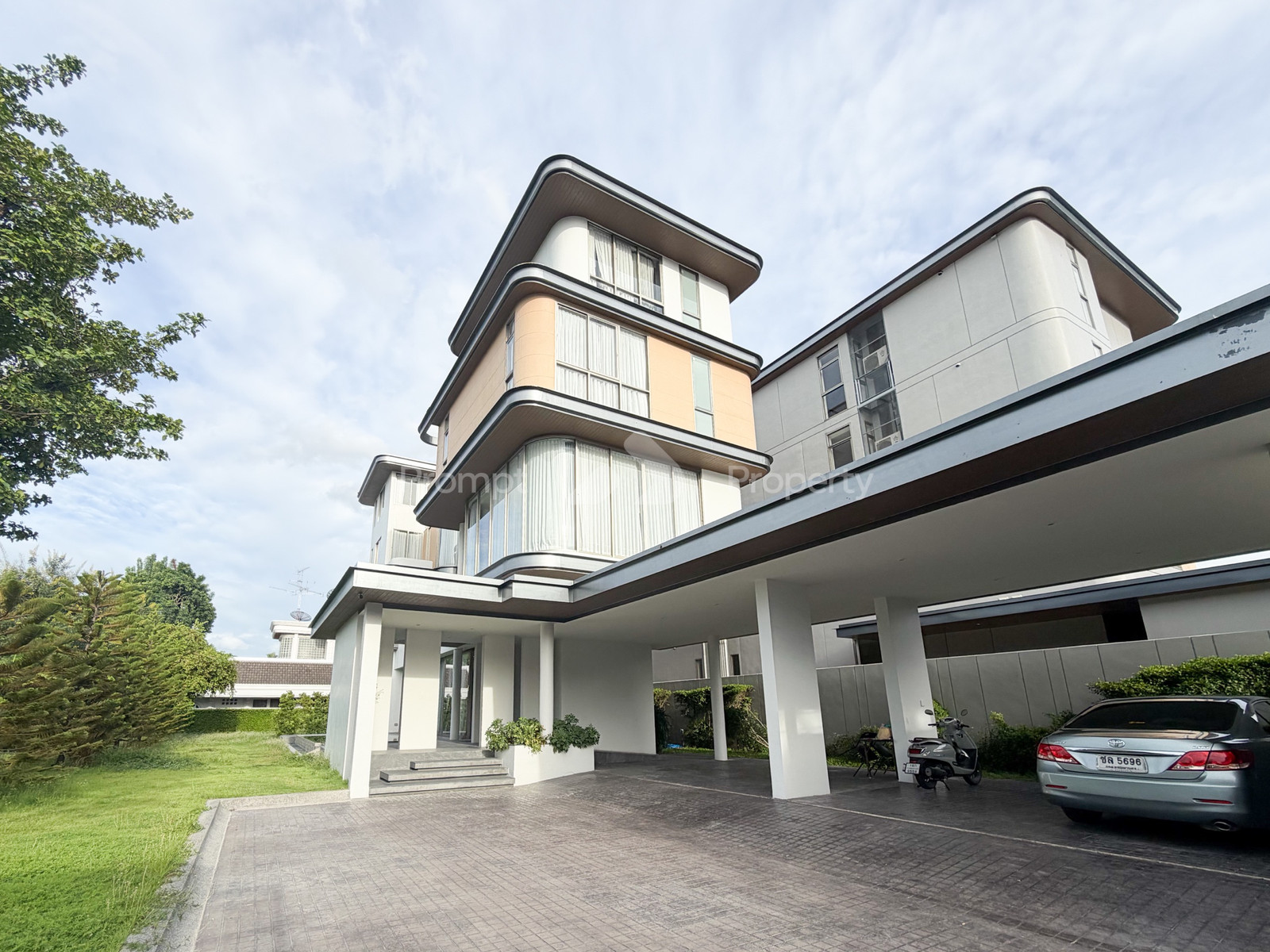 Modern Luxury house next to Suan Luang Rama IX. Near Paradise Park Modern Luxury house next to Suan Luang Rama IX. Near Paradise Park