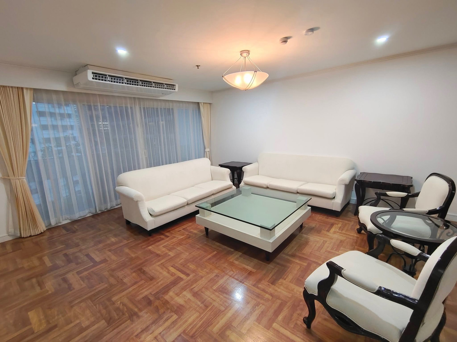 For Rent Pet Friendly Apartment in Asoke Sukhumvit Bangkok near BTS / MRT 1 Kilometers and Benjakitti Park