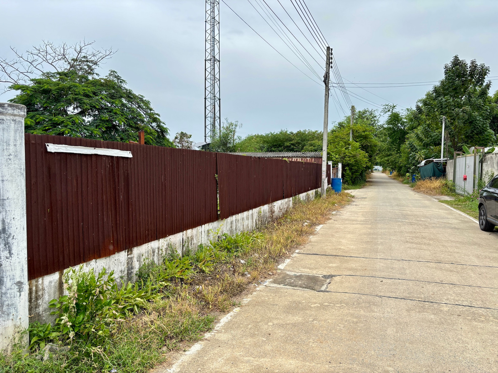Empty land filled in, 416 sq m., near Wat Phra Dhammakaya. Beautiful rectangular plot, near Thai Market, Iyara Market.