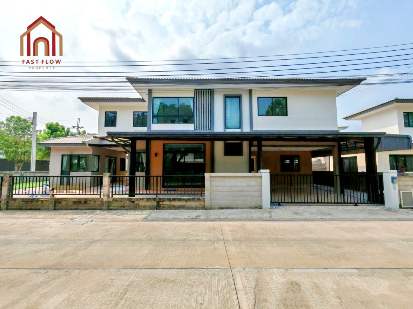 ขาย บ้านเดี่ยว 2 ชั้น คาซ่าวิลล์ วงแหวน - จตุโชติ Casa Ville Wongwaen – Chatuchot ซอยวงศกร 1 ใกล้ทางด่วนจตุโชติ เพียง 5 นาที บ้านหลังมุม ติดถนนเมน หน้าสวนสาธารณะ บ้านไซส์ใหญ่พิเศษของโครงการ ต่อเติมครัวพร้อมเคาน์เตอร์ปูน ต่อเติมโรงรถ และหลังคาหน้าบ้าน RICH