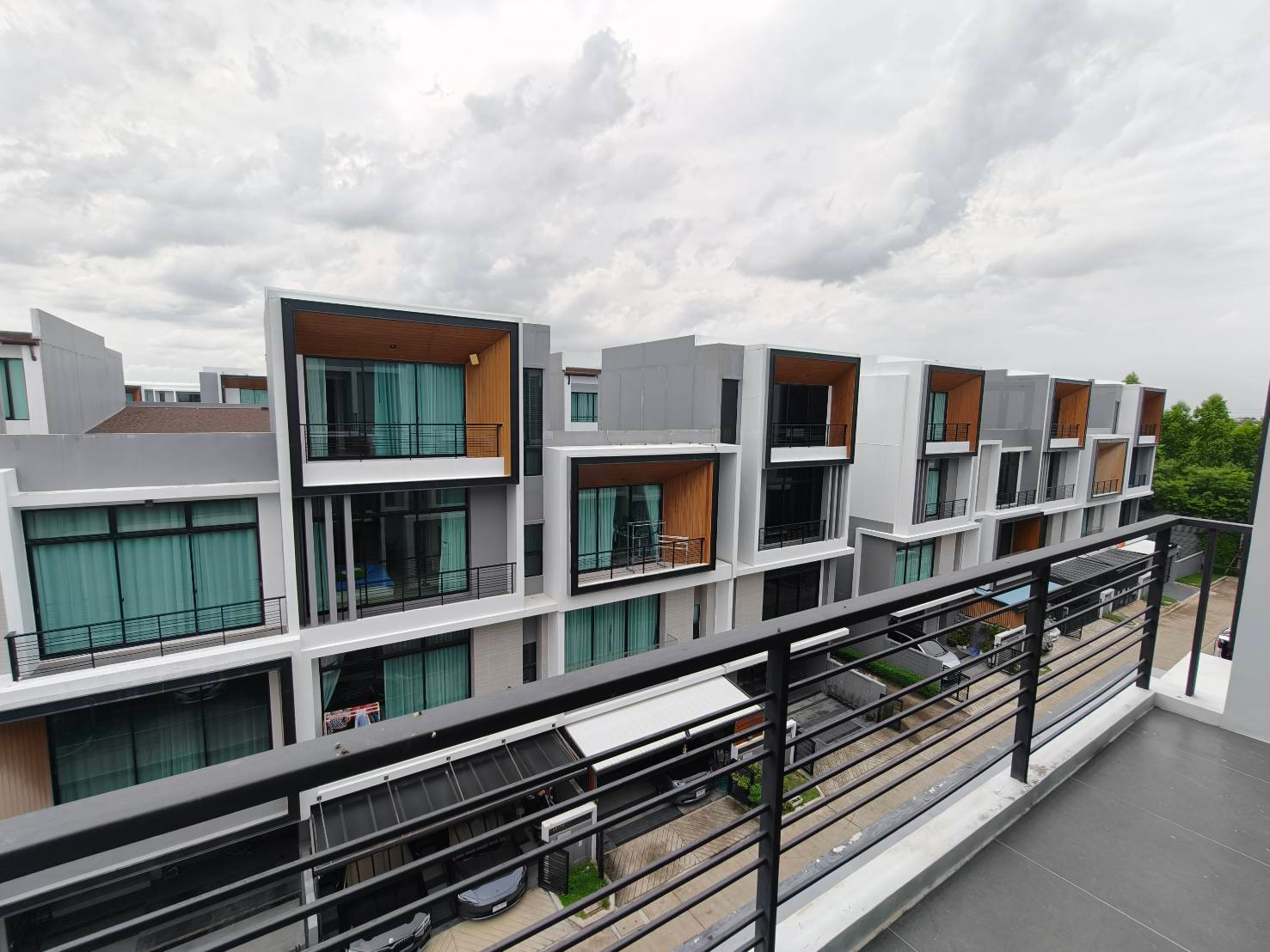 Cheapest price right now Lower than market price Nirvana Define Srinakarin-Rama 9 Responding to the lifestyle needs of modern families On the Srinakarin-Rama 9 location, convenient travel, connected to Krungthep Kreetha. International schools, motorways a