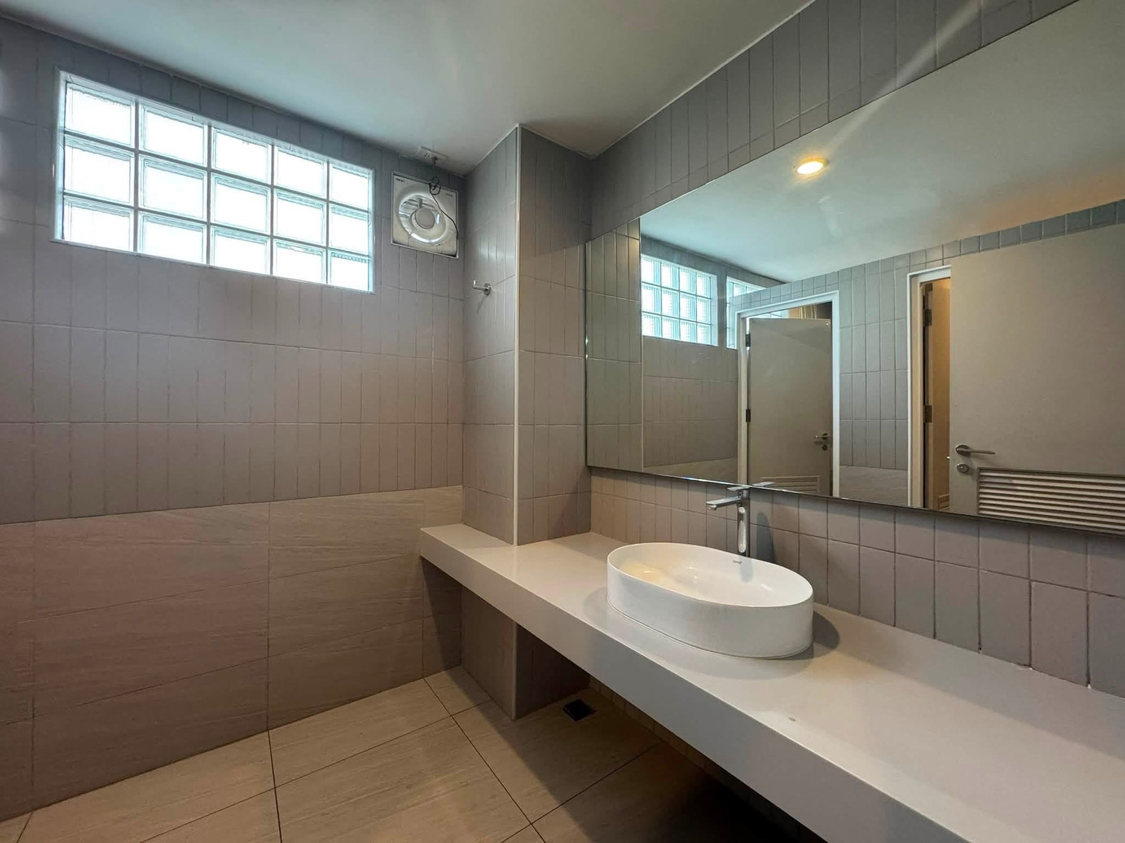📌 Rental : Stand Alone Building In Thonglor , 900 sqm , 200 sqw , 6 Parking lot  ** Office / Studio / Clinic / Gym / etc **    🔥🔥Rental Price : 320,000 THB / Month 🔥🔥  📱 𝙏𝙚𝙡 : 061-9979915  📱 𝙒𝙝𝙖𝙩𝙨𝘼𝙥𝙥 : 061-997-9915   #เซ้งร้าน #nightclub – รูปที่ 3