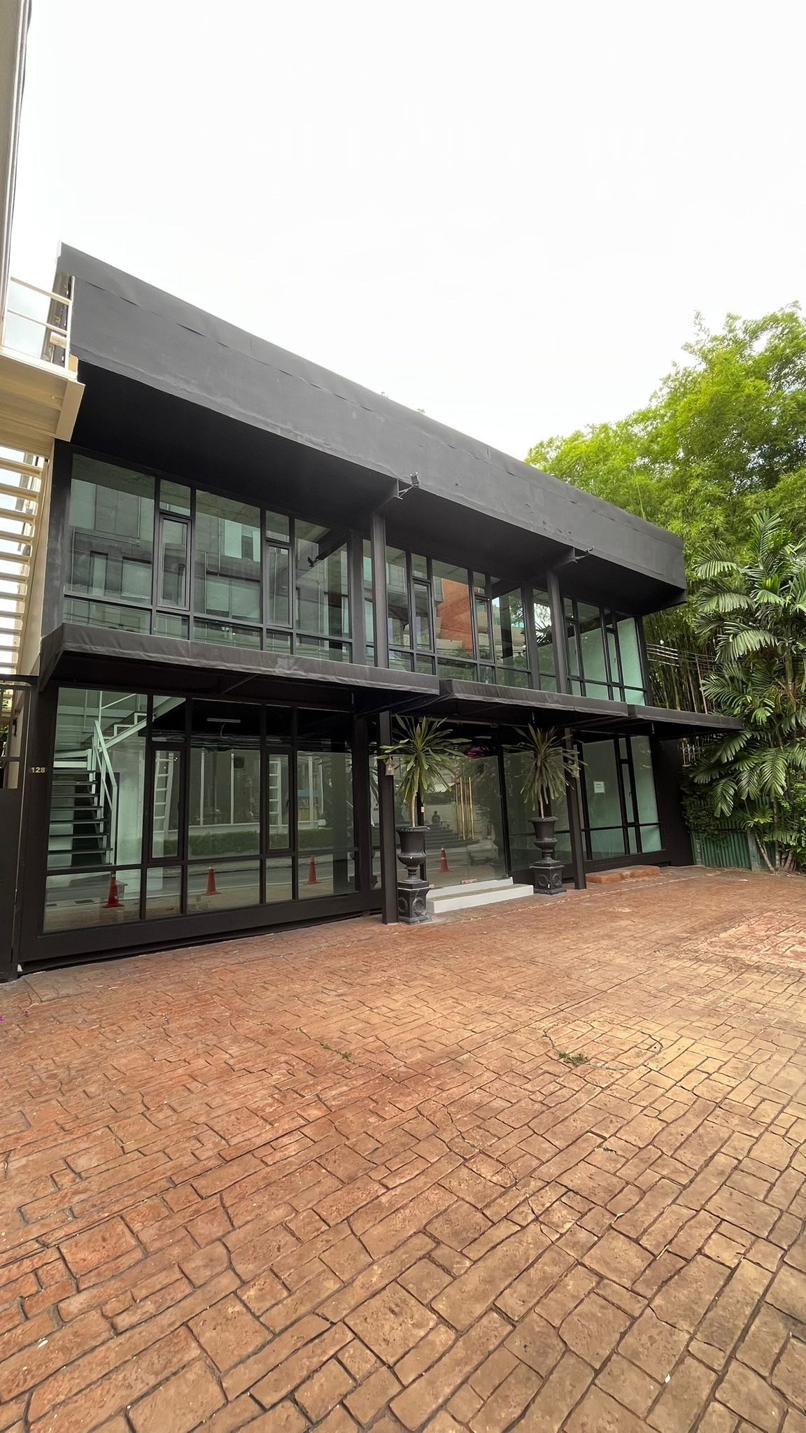 📌 ปล่อยเช่า : Stand Alone อาคารพาณิชย์ในทองหล่อ  , 300 sqm , 2 ชั้น , 4-5 ที่จอด   ** ทำคลีนิค / ออฟฟิศ / สปา / Showroom / Cafe / Private Gym / Studio Restaurant etc **   📌 Rental : Stand Alone Building In Heart Of Thonglor  , 300 sqm , 2 Storeys  , 4-5