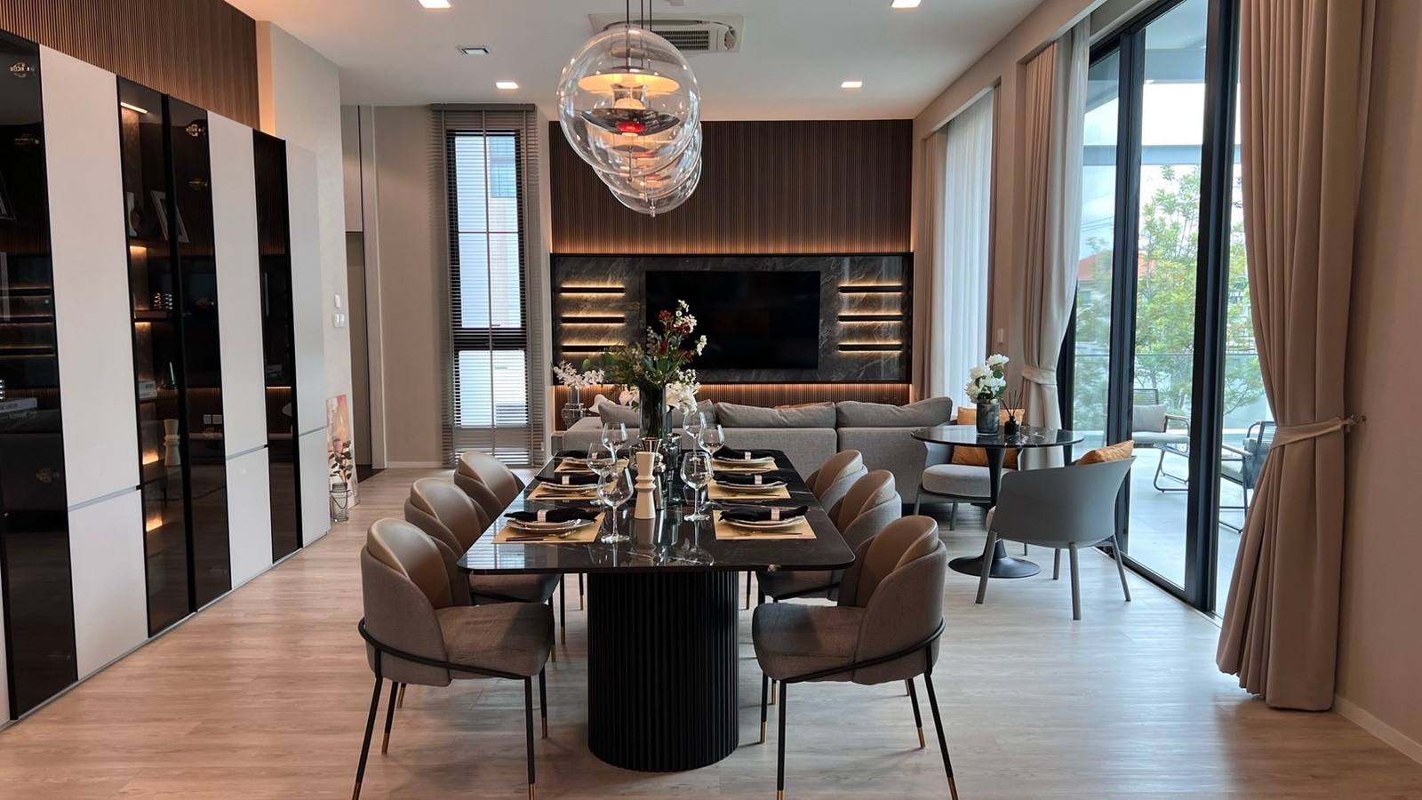 Vive Krungthep Kreetha luxury house for rent, 3 floors, corner plot.