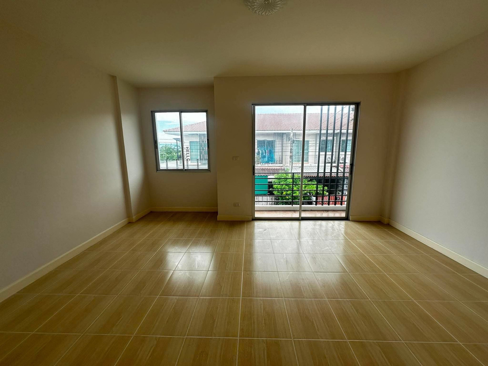 ลดอีก 200,000 บาท จากเดิม 2.4 ล้าน – รูปที่ 3