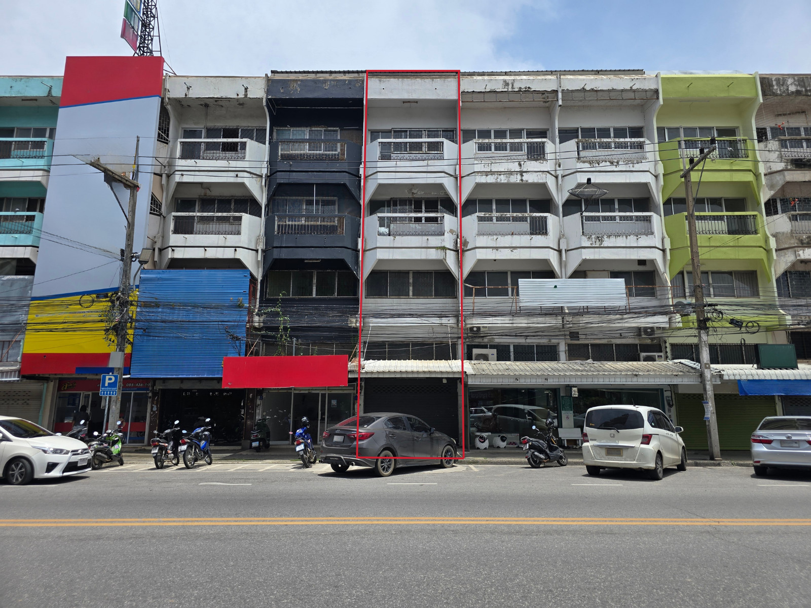Commercial building, 4.5 floors, next to Phra Ong Dam Road. Near Ratchaphruek Market and Bangkok Hospital.