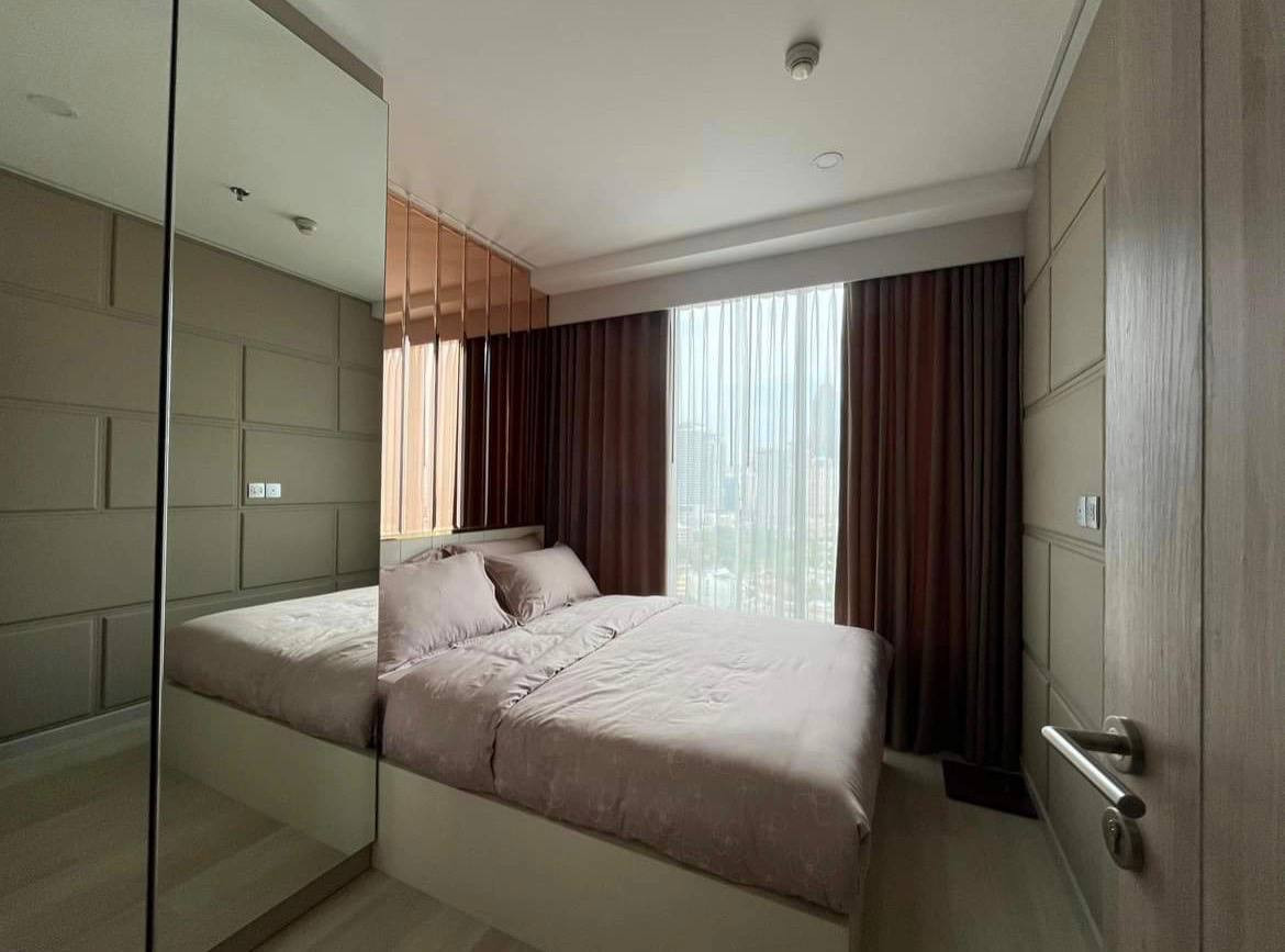 Knightsbridge Prime Sathorn【𝐒𝐄𝐋𝐋 & 𝐑𝐄𝐍𝐓】🔥 Premium wall paneling in a luxurious, soft beige tone, with a glass partition to create a separate workspace. 🔥 Contact Line ID: @hacondo