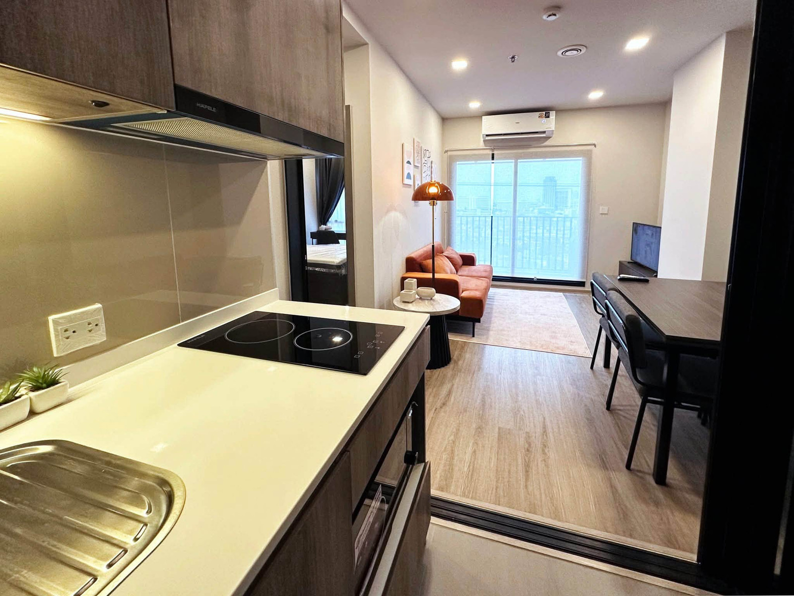 ให้เช่าคอนโด Metris District Ladprao Pet Friendly 2 ห้องนอน สไตล์ Mid Century Modern เรียบง่าย สบายๆ ใกล้ MRT พหลโยธิน-RW008418 – รูปที่ 2