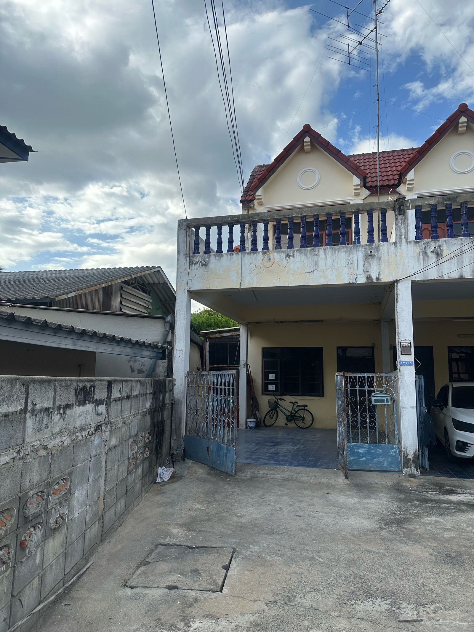 2-story townhouse for rent 🏠 near Robinson Suphanburi department store. 2-story townhouse for rent 🏠 near Robinson Suphanburi department store.