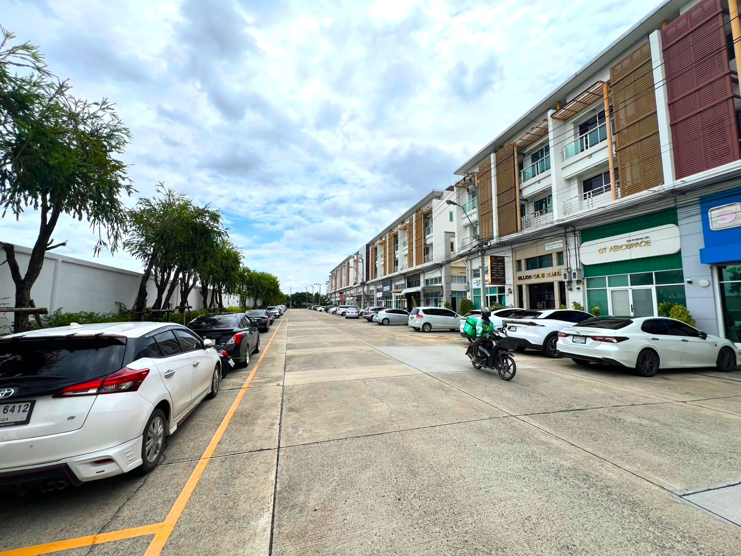 Commercial building just 5 minutes from the airport with plenty of parking. Located on Vibhavadi Road. Commercial building just 5 minutes from the airport with plenty of parking. Located on Vibhavadi Road.