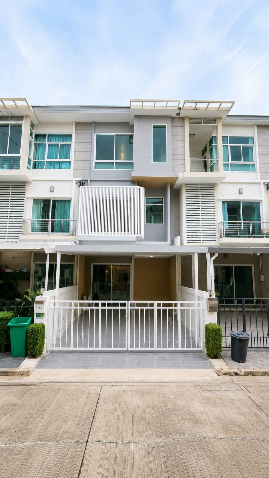 3-story townhome, The Metro Rama 9, newly renovated, ready to move in.