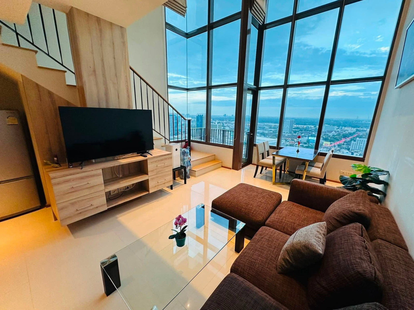 Condo for rent, The Emporio Place, beautiful duplex room, area 83 sq m., beautiful view, ready to move in immediately.