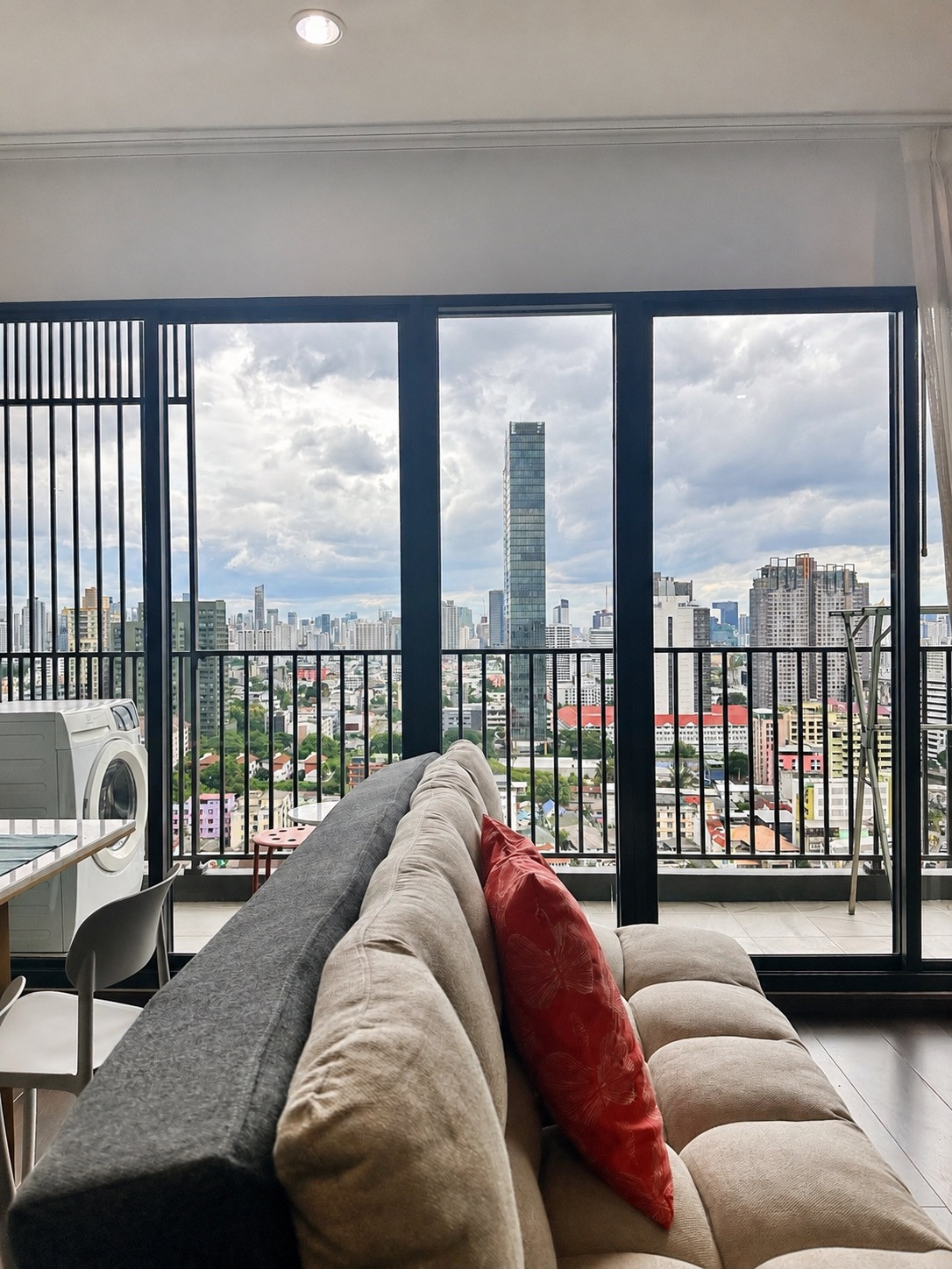 ให้เช่า C Ekkamai | 2 ห้องนอน | 65 ตร.ม. | ชั้นสูง | วิวเมืองเปิดโล่ง – รูปที่ 2