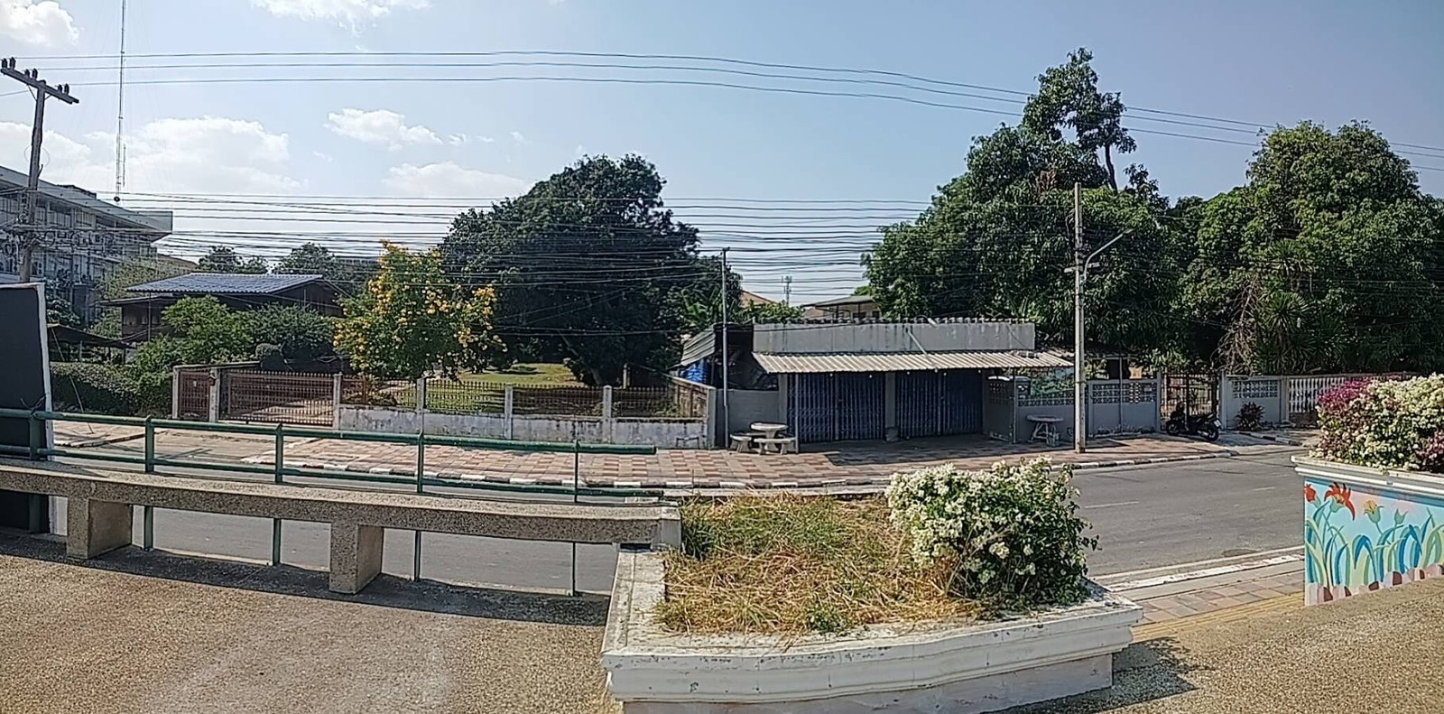 Land for sale 588 square wah (with 2 houses) along the Chao Phraya River, Mueang District, Sing Buri Province, city side, very beautiful, very hard to find.