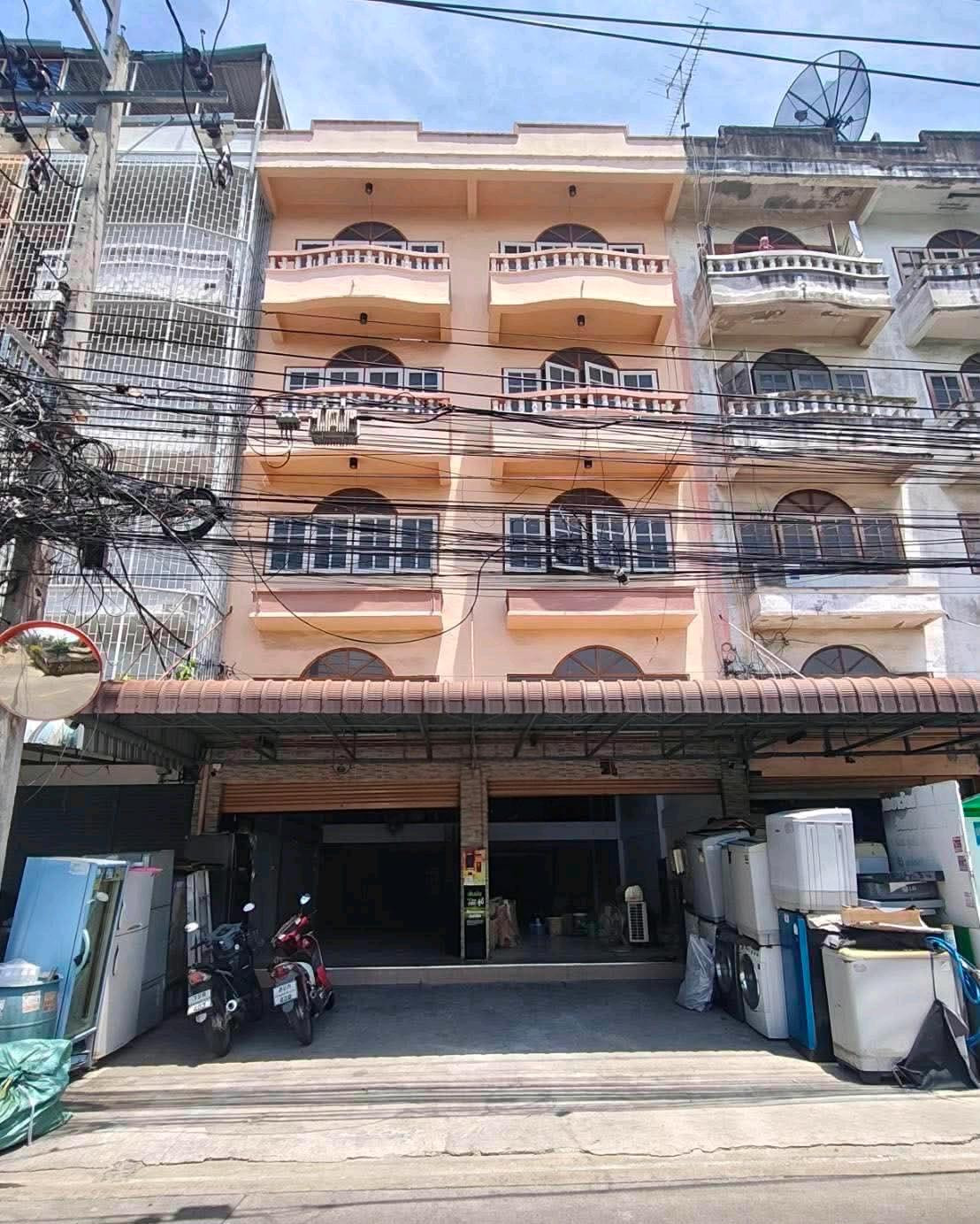Commercial building for rent, 2 units, already broken through, 5 floors, 60 square meters, width 8 meters, depth 26 meters, total usable area 900 sq m. (not yet broken through in the picture), near MRT The Mall Bang Khae. Commercial building for rent, 2 units, already broken through, 5 floors, 60 square meters, width 8 meters, depth 26 meters, total usable area 900 sq m. (not yet broken through in the picture), near MRT The Mall Bang Khae.
